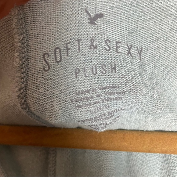 American Eagle Blue V-Neck Soft Shirt Size L - Picture 8 of 8